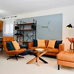 Steel & Oak-stylish Near Shore Apartament Kawala