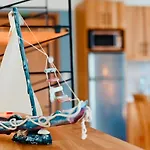 Steel & Oak-stylish Near Shore Apartament