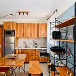 Steel & Oak-stylish Near Shore *