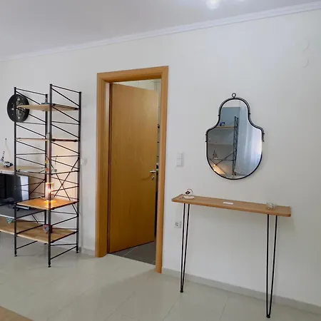 Steel & Oak-stylish Near Shore Apartament