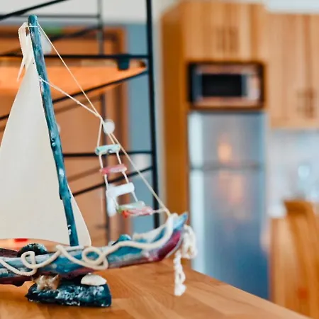 Steel & Oak-stylish Near Shore Apartamento